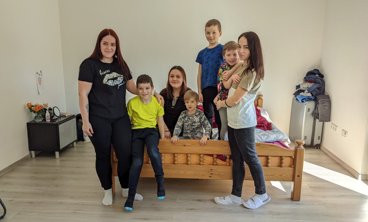 Dortmund: Die Halbschwestern Sofia, Julia und Rita in ihrer neuen Wohnung (von links nach rechts). Dortmund: Die Halbschwestern Sofia, Julia und Rita in ihrer neuen Wohnung (von links nach rechts).