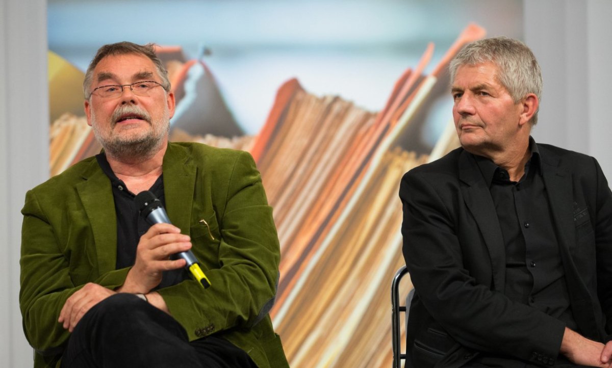 Roland Jahn (r) Volker Hess (l) Diskussionsrunde Pharmatests DDR.jpg