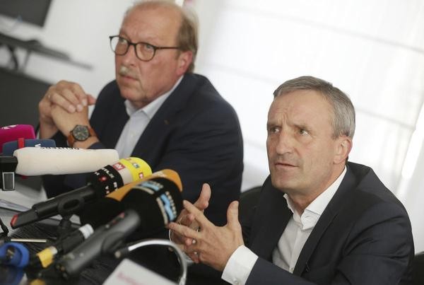 Thomas Geisel (r), Oberbürgermeister der Stadt Düsseldorf, und Roland Kettler, Geschäftsführer der Bädergesellschaft, bei einer Pressekonferenz. 