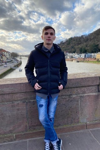 Roman ist Software-Developer, kommt wegen des Ukraine-Konflikts nicht mehr nach Kiew, steckt in Deutschland fest. Roman ist Software-Developer, kommt wegen des Ukraine-Konflikts nicht mehr nach Kiew, steckt in Deutschland fest.