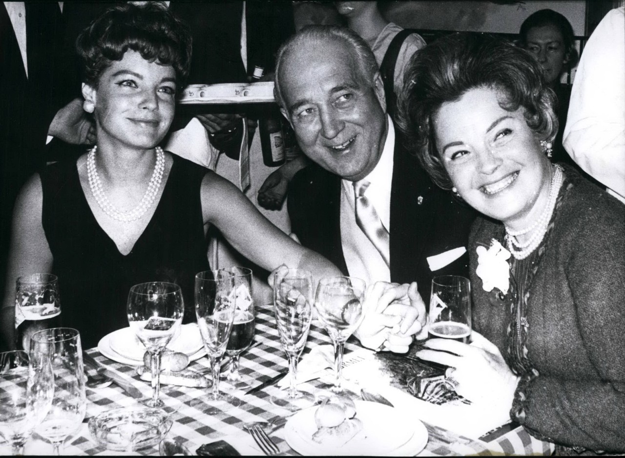 Romy Schneider (l.) mit Stiefvater Hans Herbert und Mutter Magda am 4. April 1965 in Berlin.