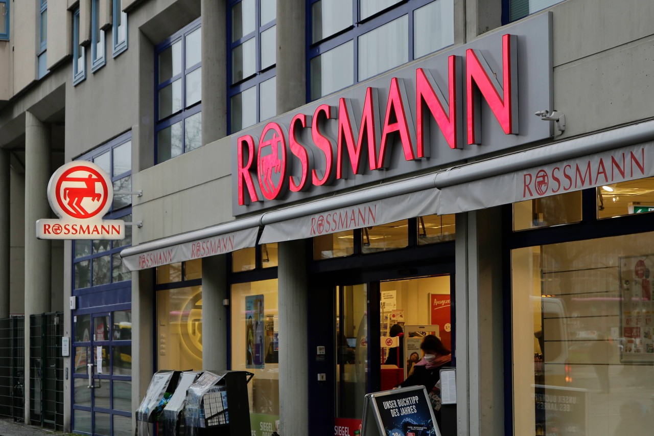 Achtung! Derzeit haben es Betrüger auf Kunden bei Rossmann abgesehen. (Archivbild)
