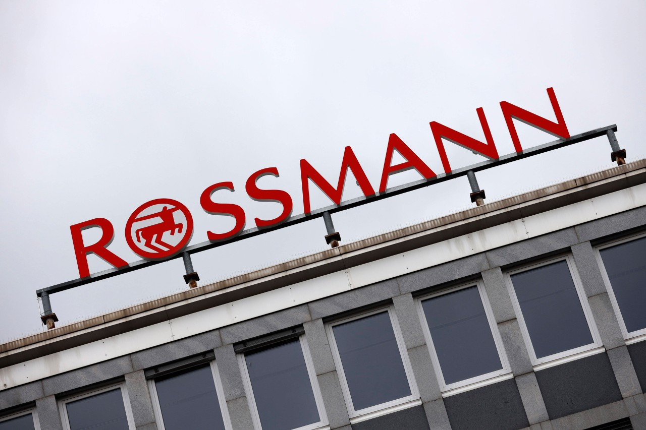 Der Rückruf betrifft ein Produkt, dass bei Rossmann verkauft wird. (Symbolbild) 