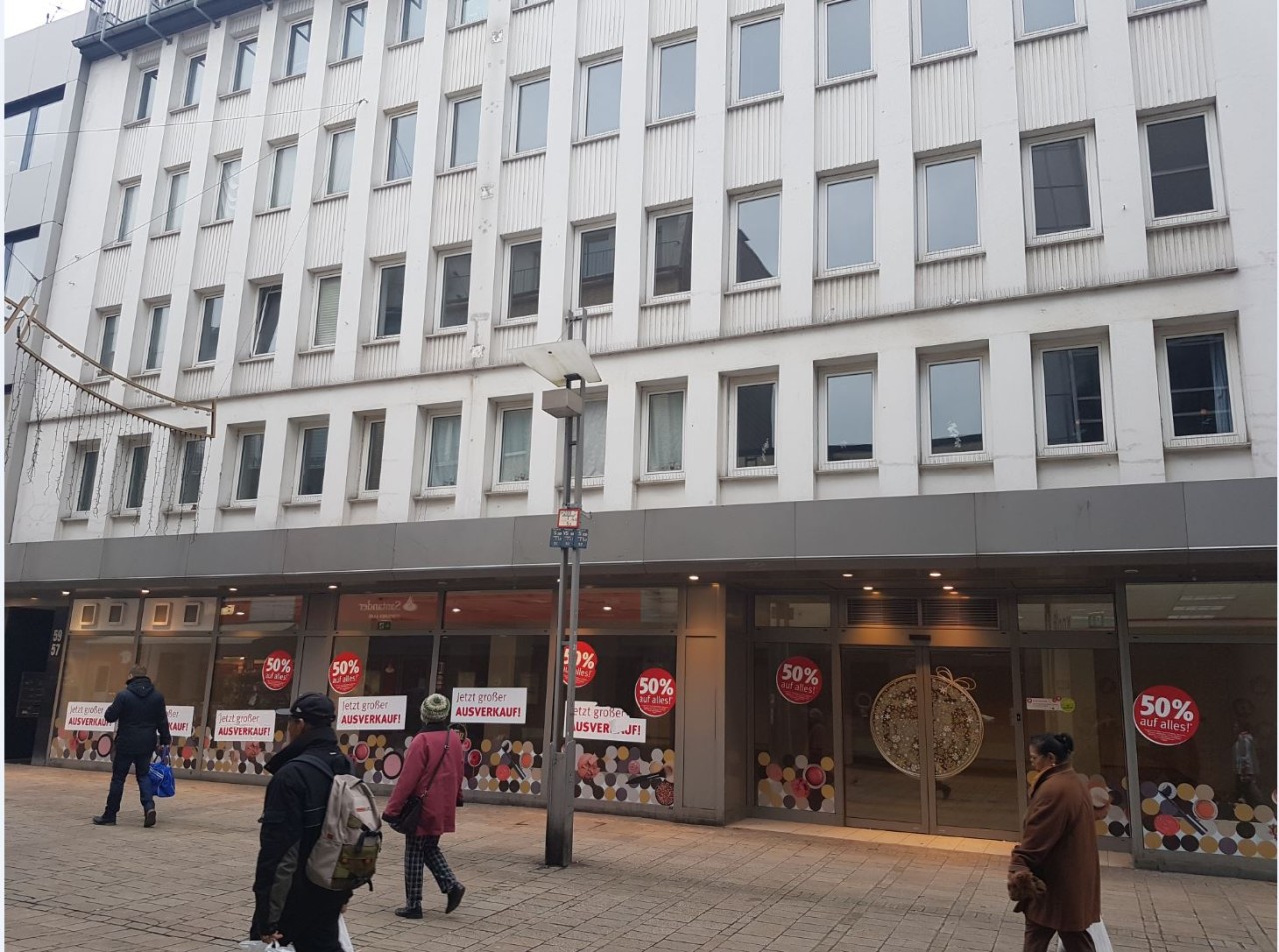 Das ging schnell: Rossman hat nun geschlossen. Viele Oberhausener sind genervt über den ständigen Ladenwechsel auf der unteren Markstraße.