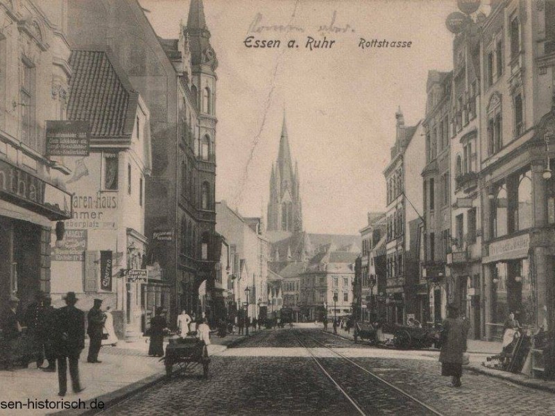 Ein Blick durch die Rottstraße der 1920er Jahre zeigt das Kirchengebäude der Gemeinde St. Gertrud vor der Zerstörung.
