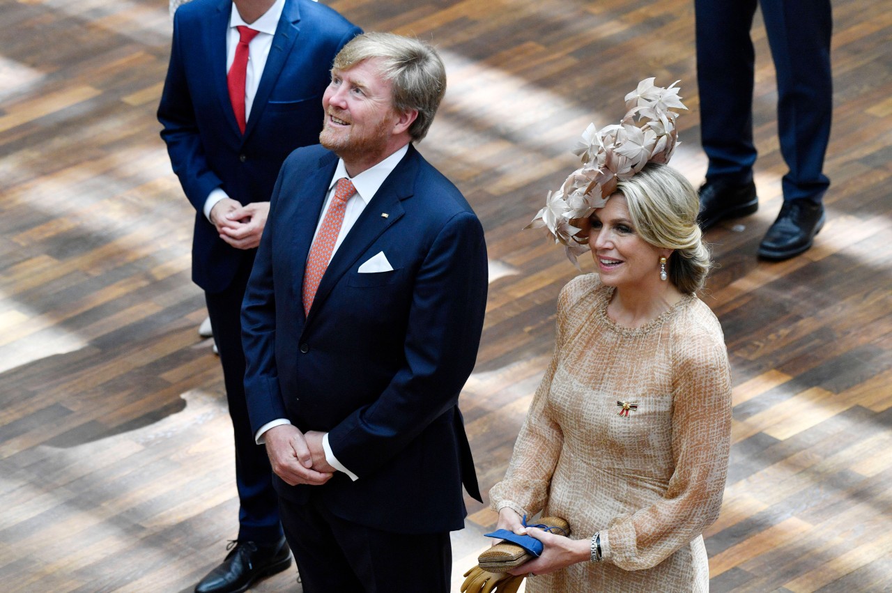 Willem Alexander und Maxima mit ihrer pompösen Kopfbedeckung.