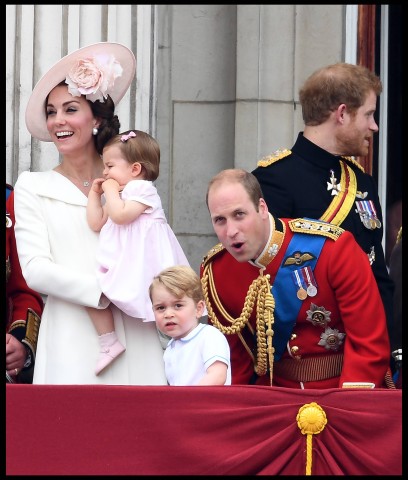Die Royals Herzogin Kate und Prinz William nahmen ihre Kinder mit auf den Balkon.