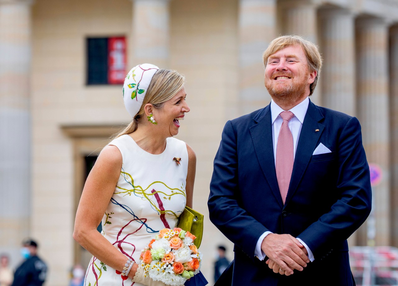 Royals: Willem Alexander und Maxima haben sichtlich Spaß bei ihrem Besuch in Berlin. Auch hier sticht wieder Maximas Kopfbedeckung hervor.