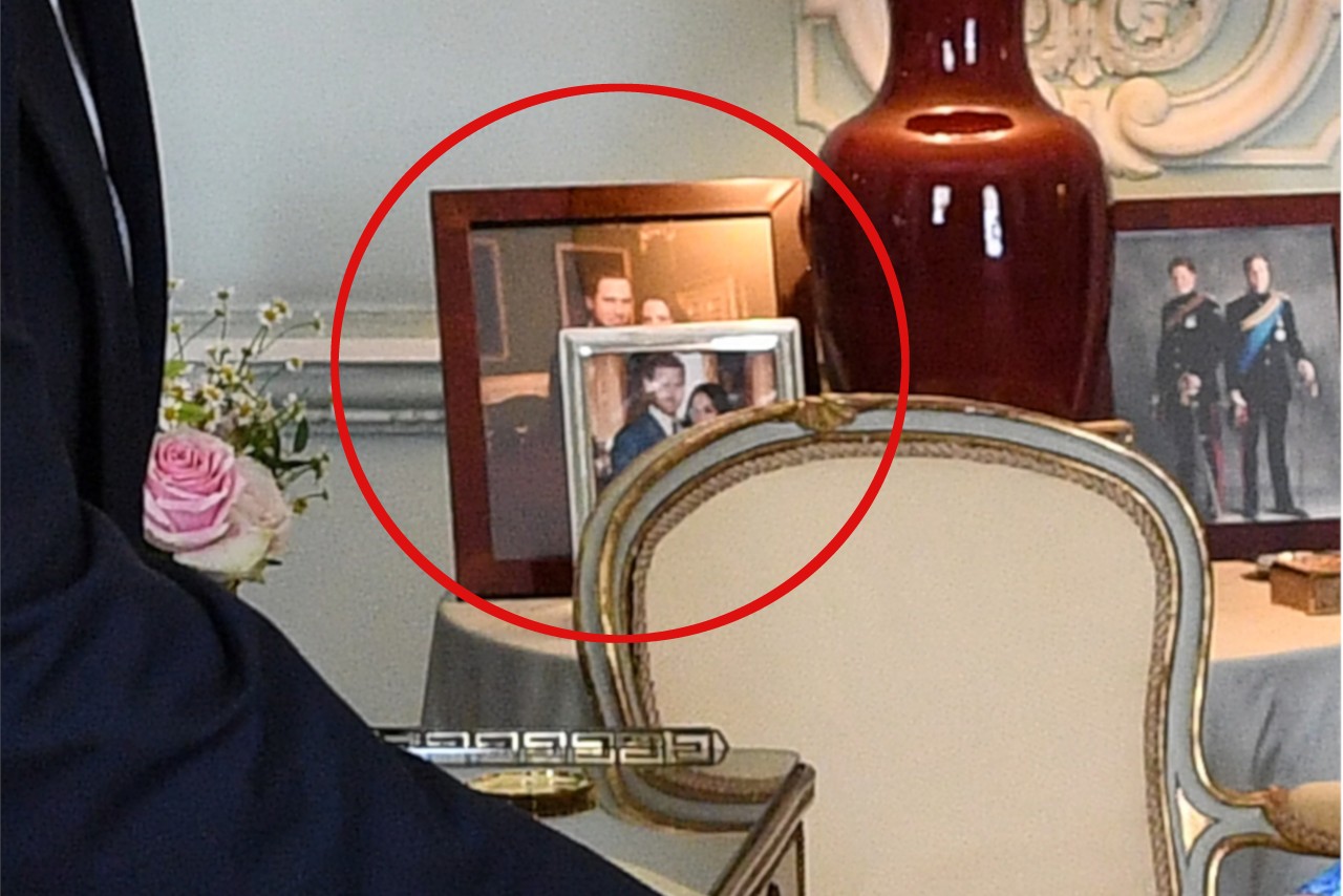 Das vordere Bild in dem silbernen Rahmen zeigt Henry und Kate. Doch offenbar wurde das Bild weggeräumt.