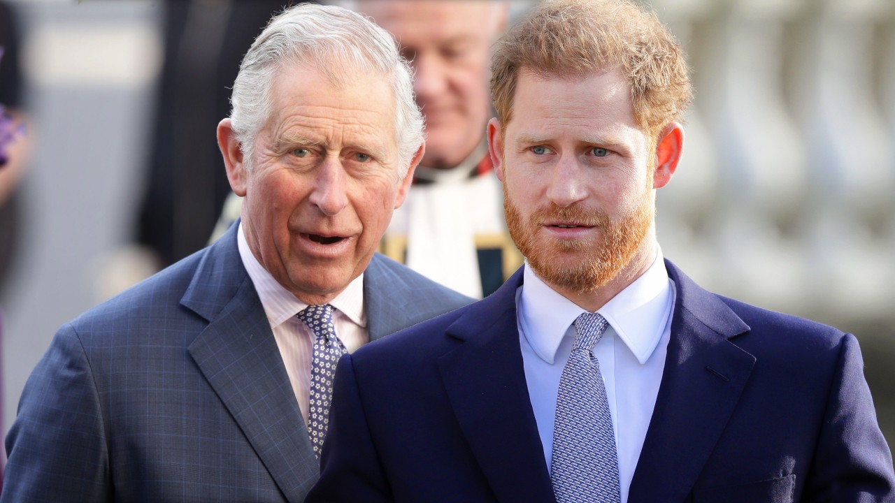 Bittere Klatsche für Prinz Charles (l.)! Sein Sohn Harry (r.) will nicht zu seiner Krönung kommen.
