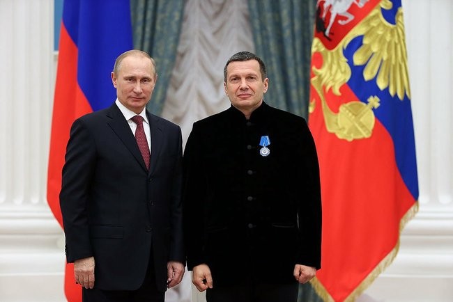Moderator Wladimir Rudolfowitsch Solowjow bekam 2013 einen Orden von Wladimir Putin. 