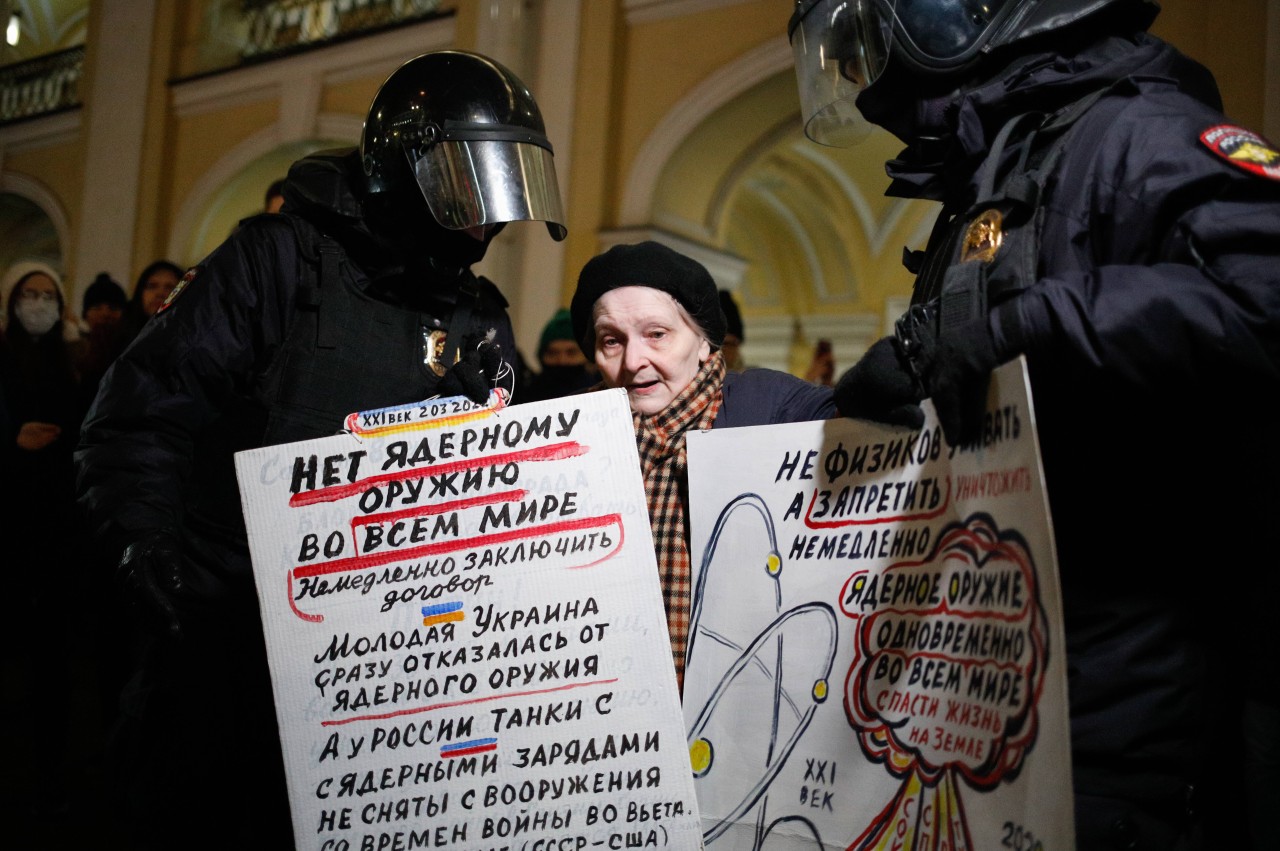 Russland: Bei einer Anti-Kriegs-Demo in St. Petersburg wird eine 77-Jährige von der Polizei abgeführt.