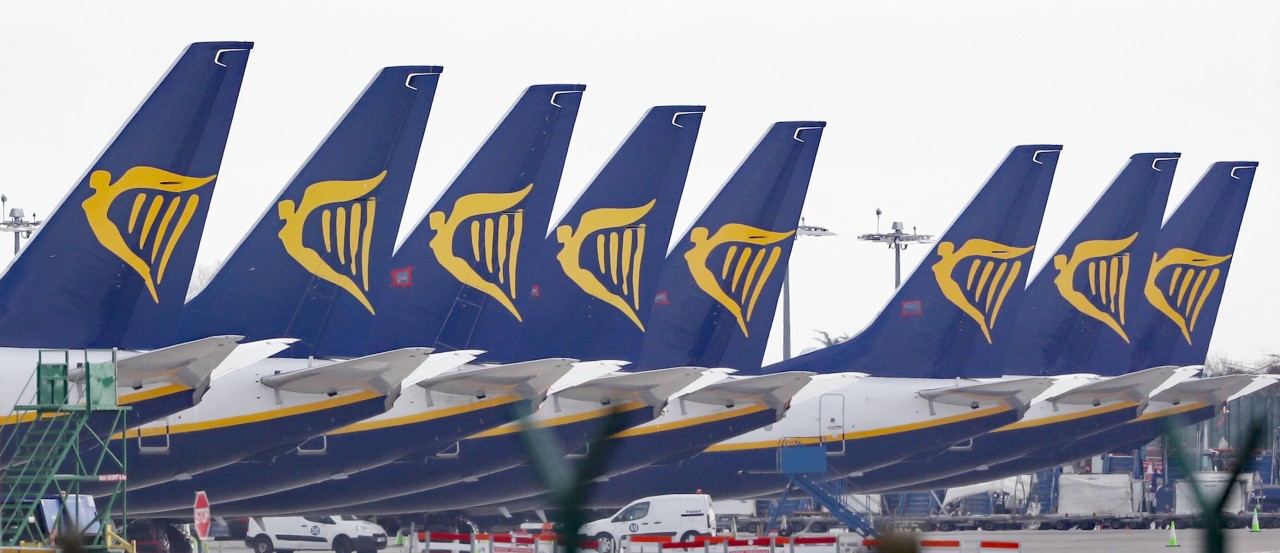Ryanair-Flugzeuge an einem Flughafen.