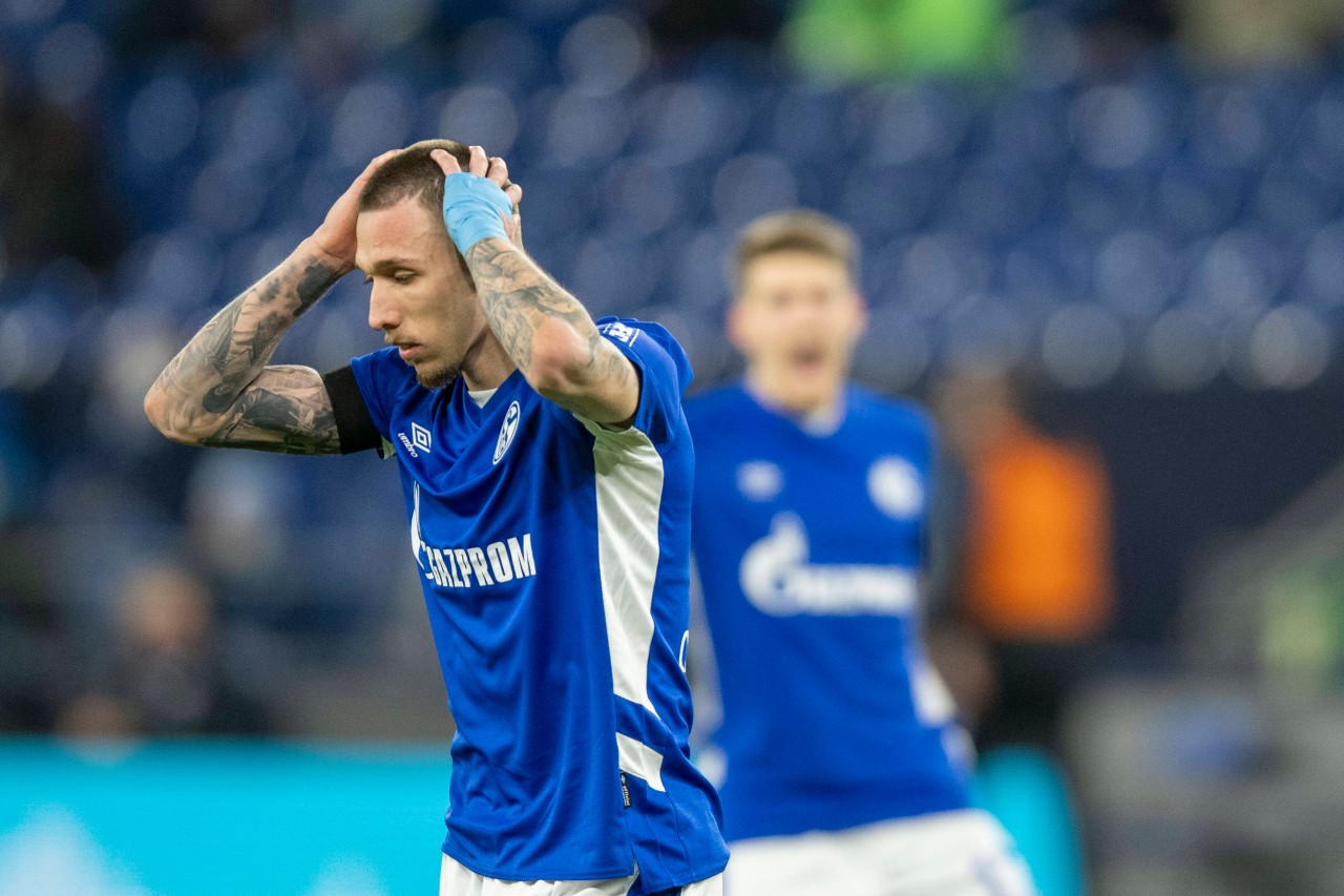 FC Schalke 04 - SC Paderborn: Darko Churlinov muss kurz vor Schluss ausgewechselt werden. 