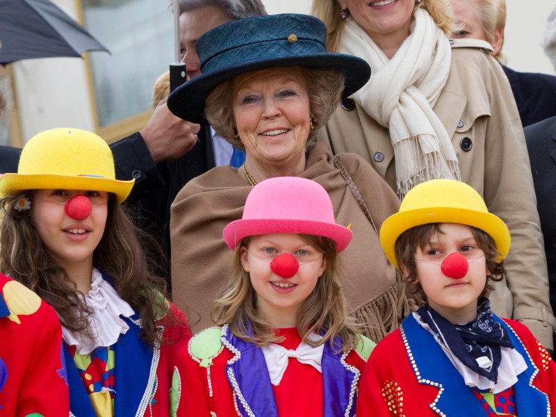 ...begrüßte auch Königin Beatrix einige Kinder die als Clown verkleidet waren. In Berlin sieht man halt...