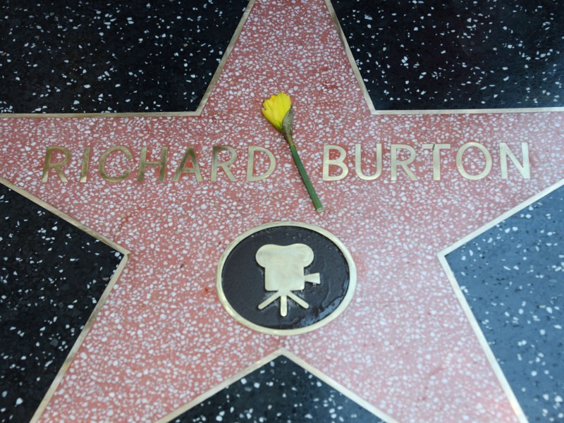 Burtons Stern ist direkt neben dem von Elizabeth Taylor.