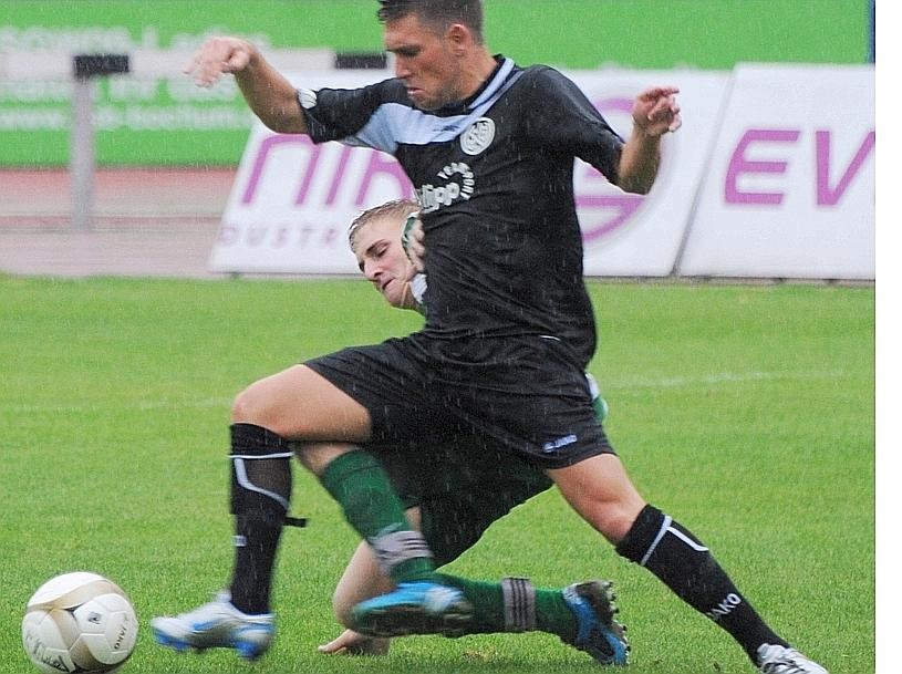 Sicherte seiner SG 09 mit seinen bislang zehn Saisontoren so manchen Punkt: Timo Erdmann (vo.), hier  gegen Hordels Patrick Rudolph, ist derzeit erfolgreichster 09-Stürmer.