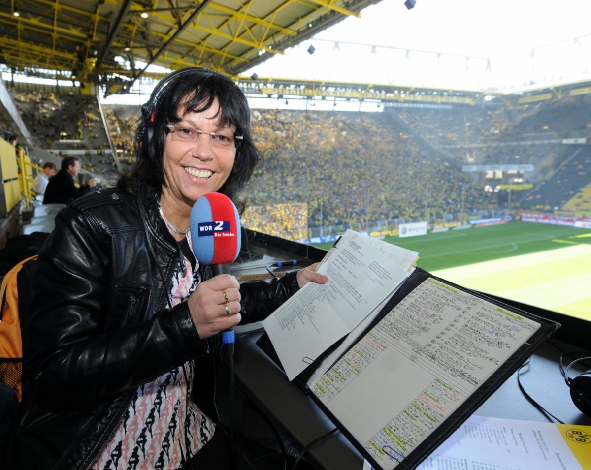 Sabine Toepperwien bei einer Liga-Live-Uebertragung der Fussball-Bundesliga.jpg
