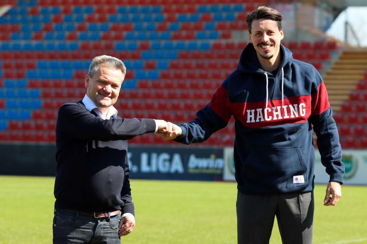 Sandro Wagner (r.) wird neben seiner Tätigkeit als DAZN-Experte, ab Sommer zudem die U19 der SpVgg Unterhaching trainieren.