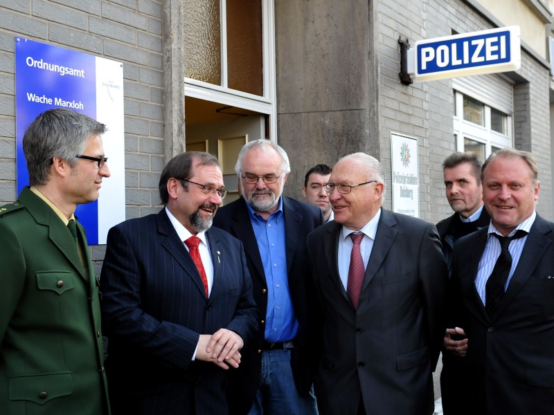 ... Leiter des Ordnungsamtes, Hans-Peter Bölling (hier 2009 rechts neben Adolf Sauerland) und gegen die ...
