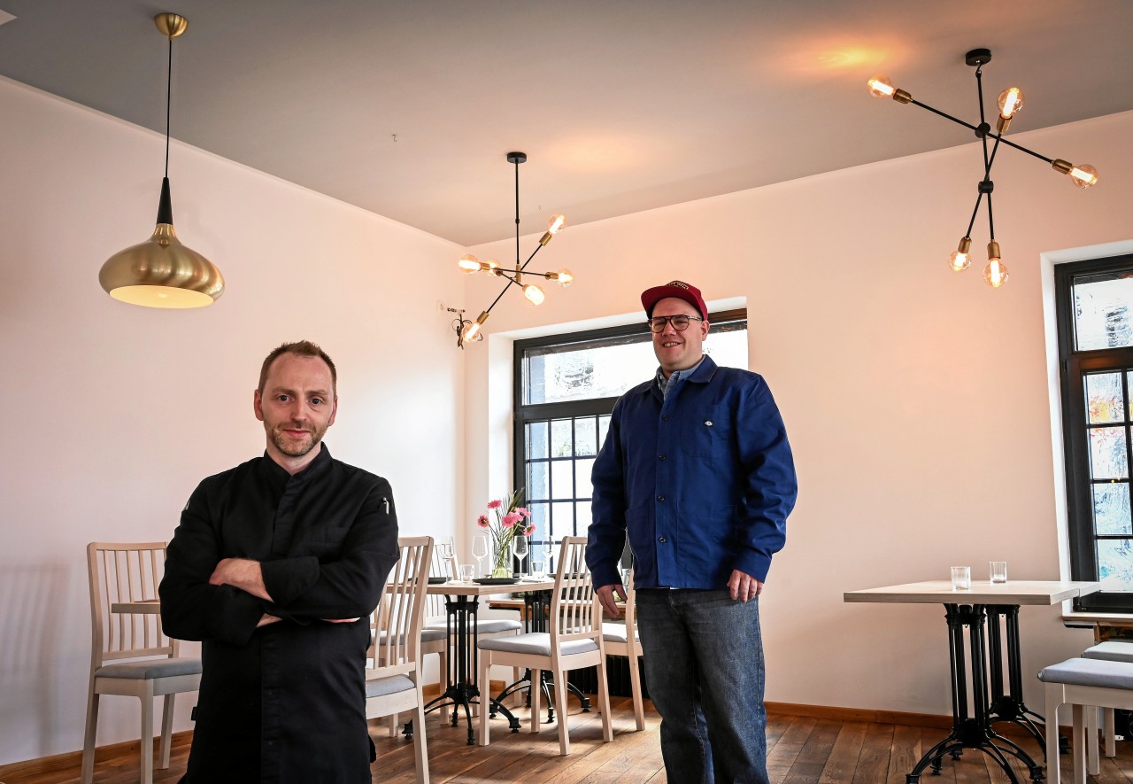 Essen: Inhaber Chris Walter (r.) und Dennis Trommer (l.) im neuen Restaurant „Schick Essen“. 