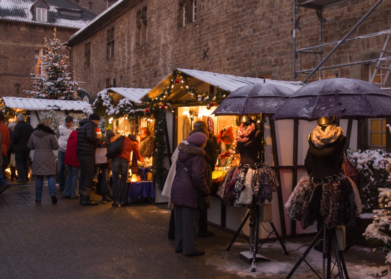 Der Weihnachtsmarkt am Schloss Hugenpoet in Essen hat ein mittelalterliches Flair.