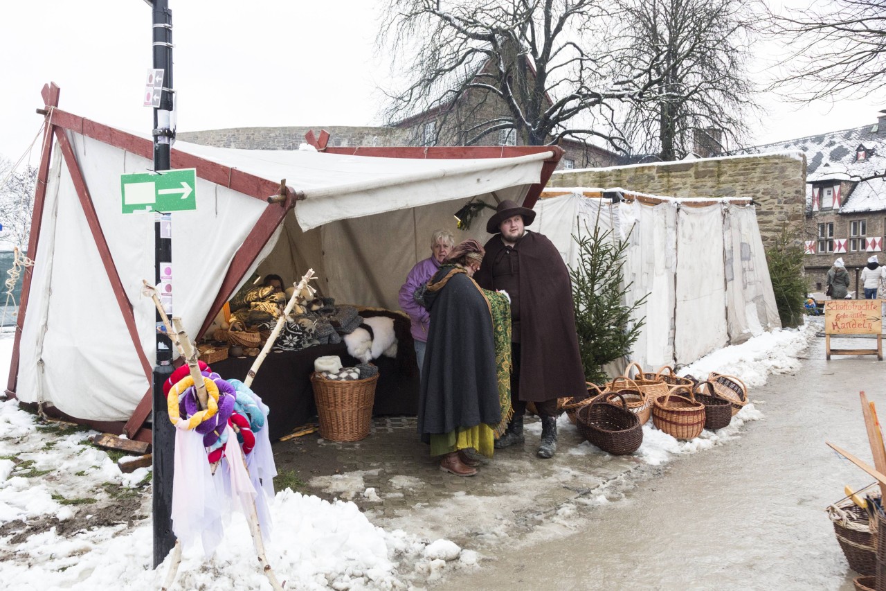 In Mülheim gibt es den Weihnachtsmarkt am Schloss Broich, der den Besucher ins Mittelalter zurückversetzt.