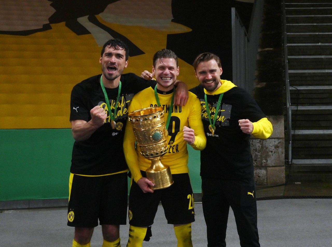 Marcel Schmelzer (r.) bejubelt den Pokalsieg mit Mats Hummels (l.) und Lukasz Piszczek.