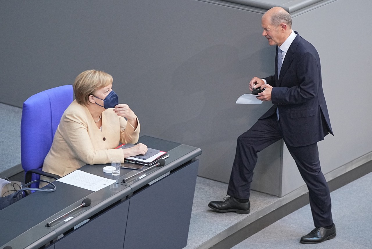 Begegnung nach seiner Gegenrede: Vizekanzler Olaf Scholz und Bundeskanzlerin Angela Merkel. 