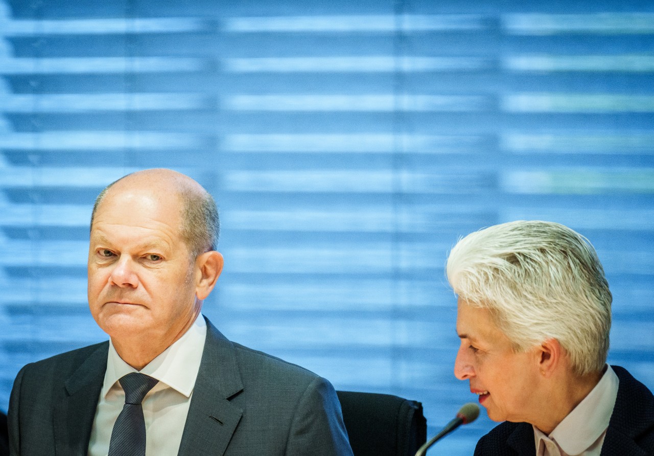 Olaf Scholz am Freitag im Verteidigungssausschuss, neben Marie-Agnes Strack-Zimmermann von der FDP. 