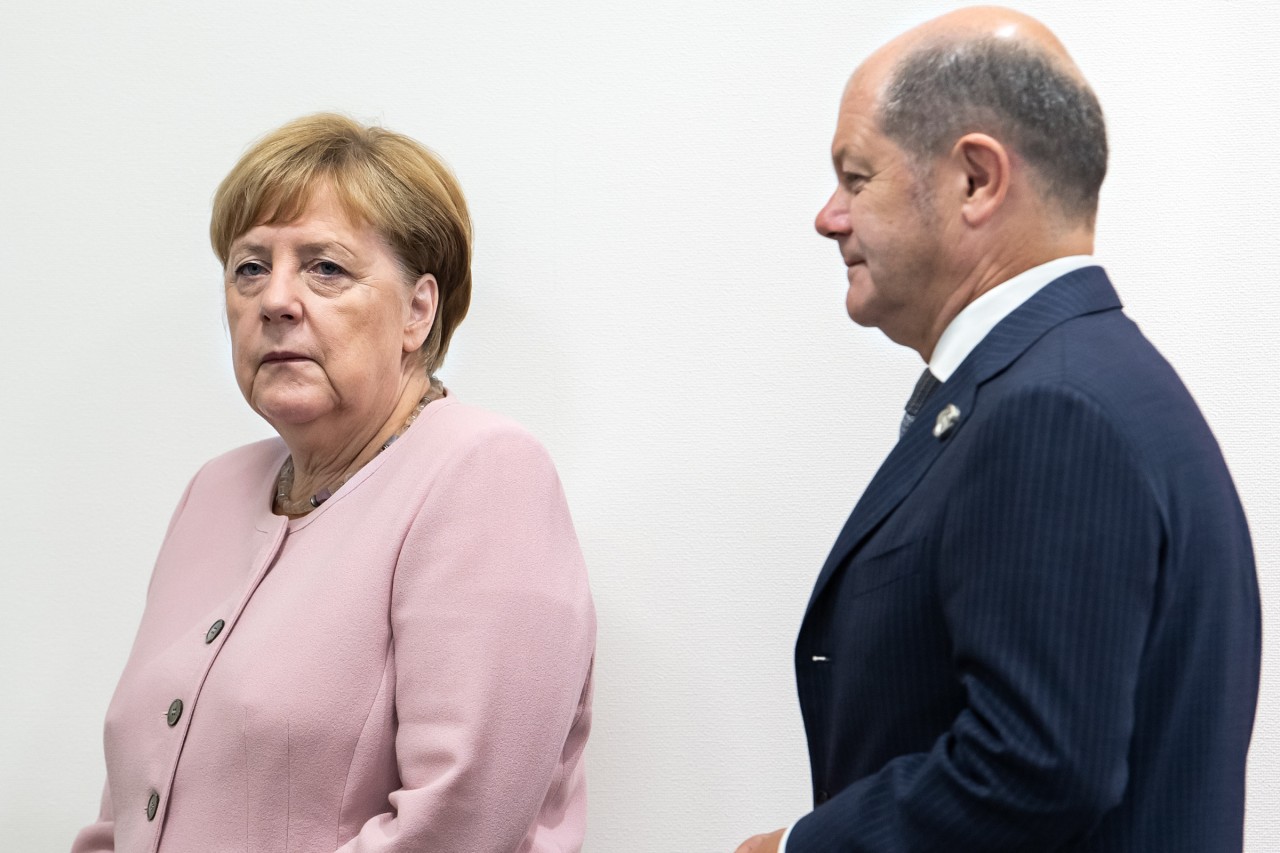 Angela Merkel will Distanz schaffen zu Olaf Scholz. 