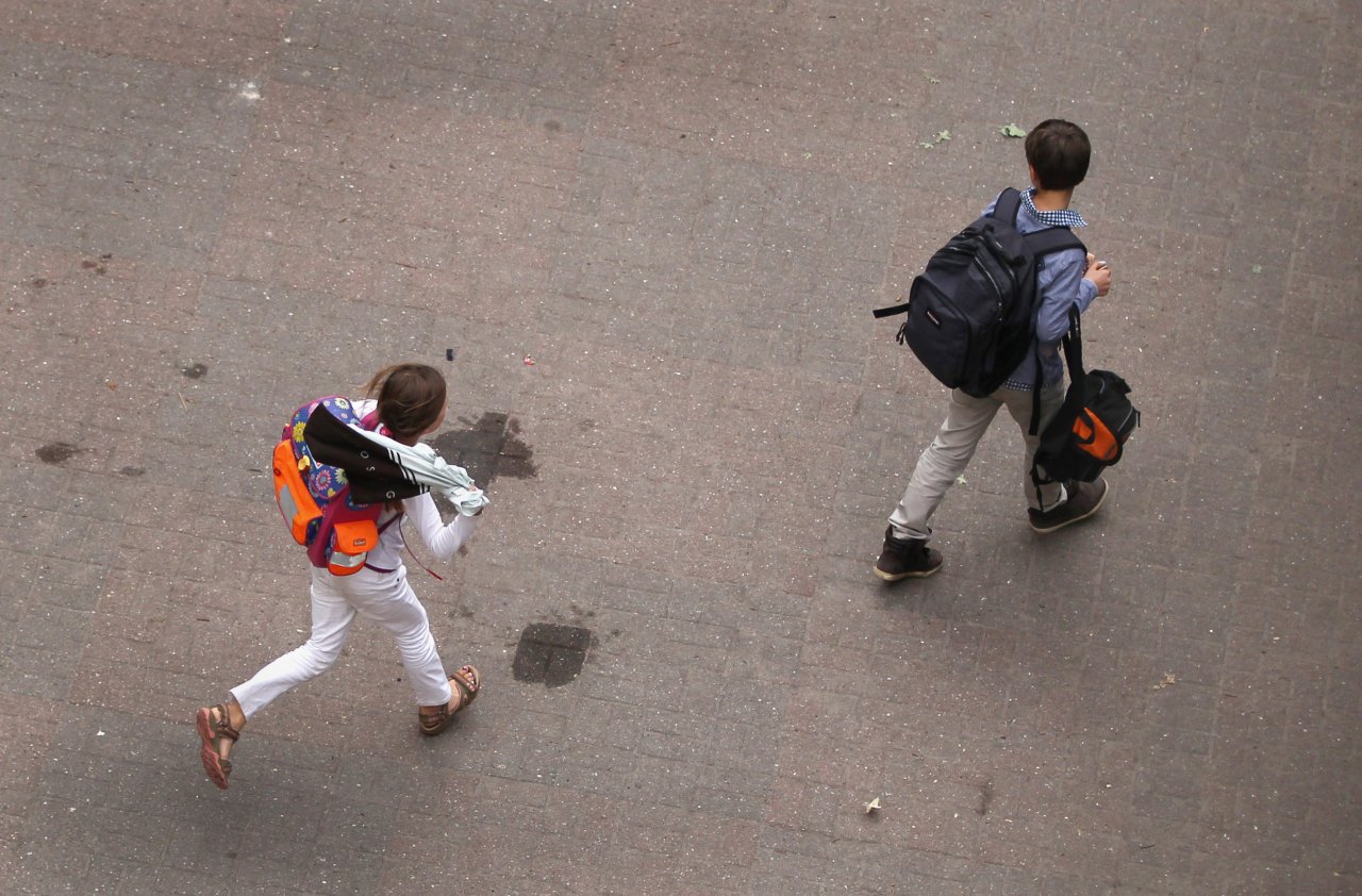 Ученик прогуливает уроки. Ребенок прогуливает школу. Школьник прогуливает. Подросток прогуливает школу. Прогул школы.