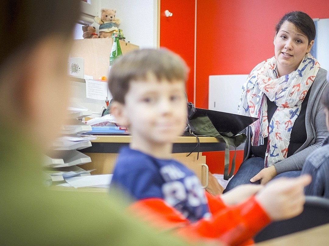 Sonja Sowada mit Schülern der Klasse 1 A der Luisengrundschule, 