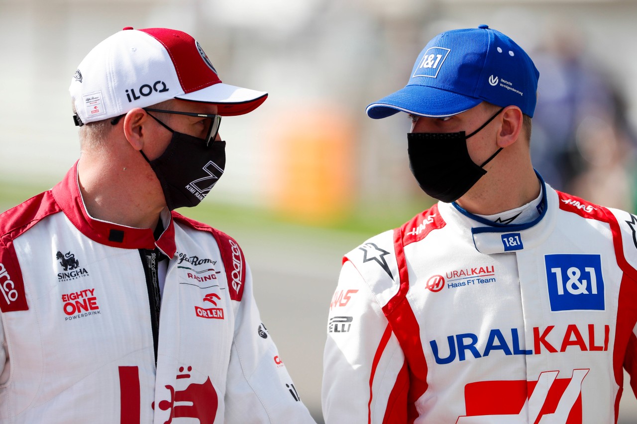 Noch Konkurrenten: Kimi Räikkönen (l.) und Mick Schumacher.