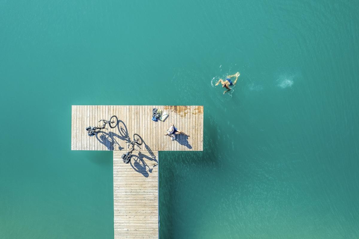 Schwimmen als Ausgleich vom langen Sitzen im Sattel: Badesachen sind Pflicht im Gepäck für die Tour auf der Seen-Schleife. 