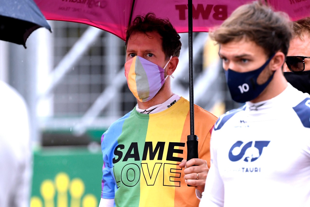 Sebastian Vettel mit Regenbogen-Tshirt und -Maske in Ungarn.