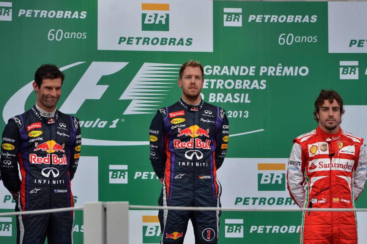 Mark Webber (l.) und Sebastian Vettel (m.) waren zu Red-Bull-Zeiten erbitterte Rivalen.