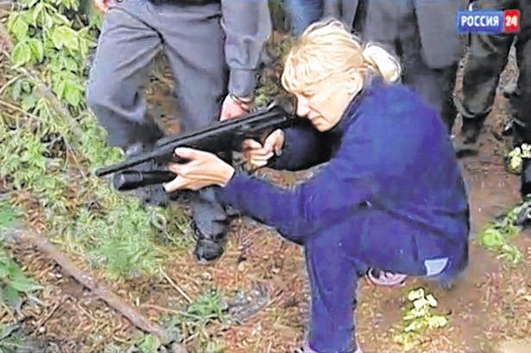 ££££Serial-killers-family-Inessa-Tarverdiyeva-shows-how-she-was-shooting-people-2280250.jpg