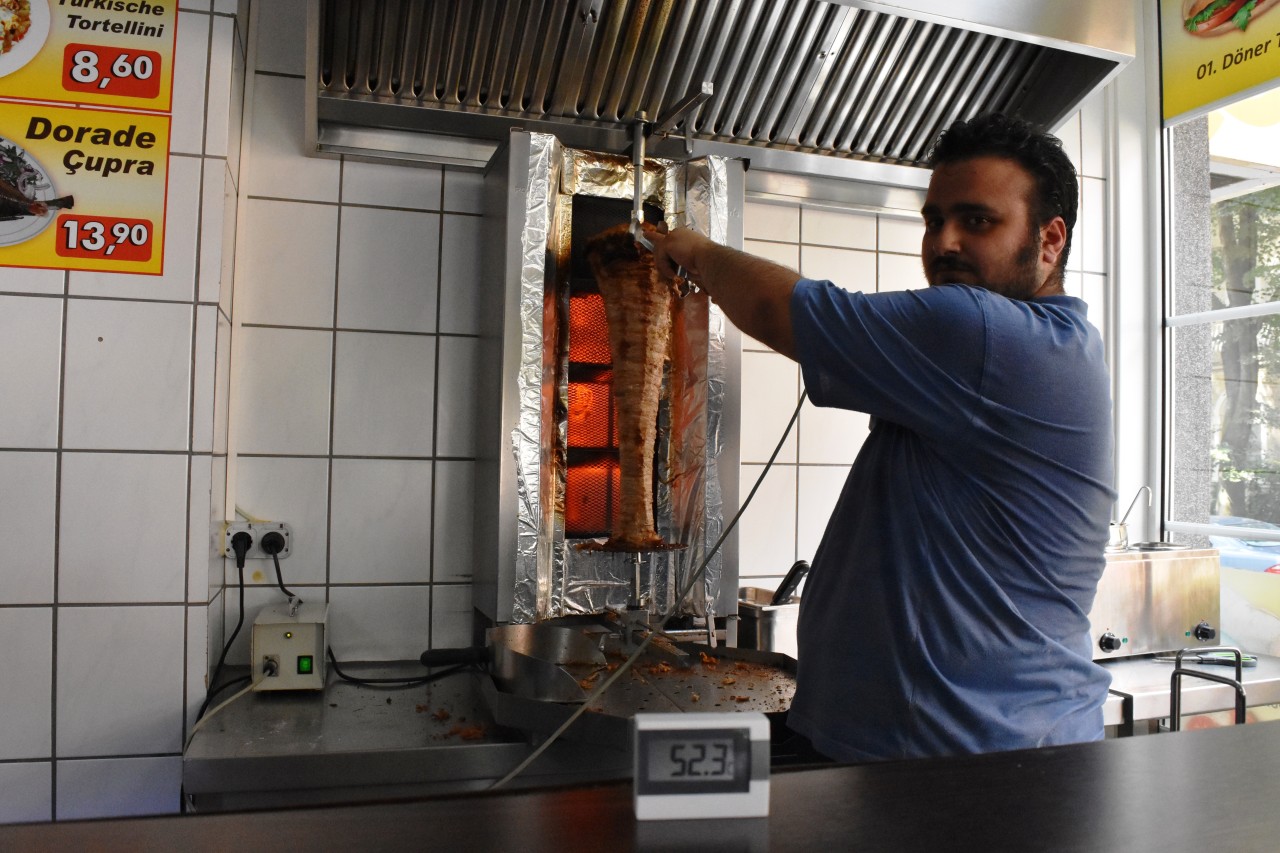 Yasin Özoran hält es bei der Hitze kaum aus. Selbst das Fleischmesser in seiner Hand ist brüllend heiß. 