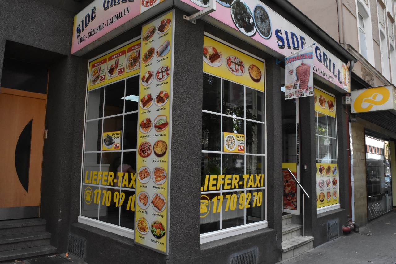 Den Döner  gibt es im Side Grill für drei Euro. Du kannst aber auch Pizza, Pommes und andere türkische Gerichte bestellen. 