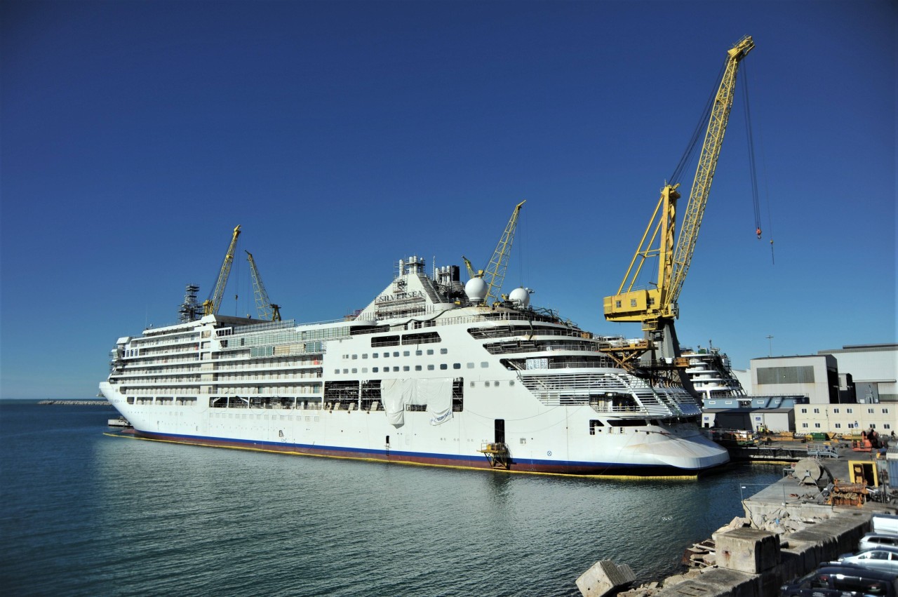 Silversea betreibt Kreuzfahrtschiffe der Luxusklasse. Hier sieht man die „Silver Moon“ im Hafen von Ancona (Italien). (Archivfoto)