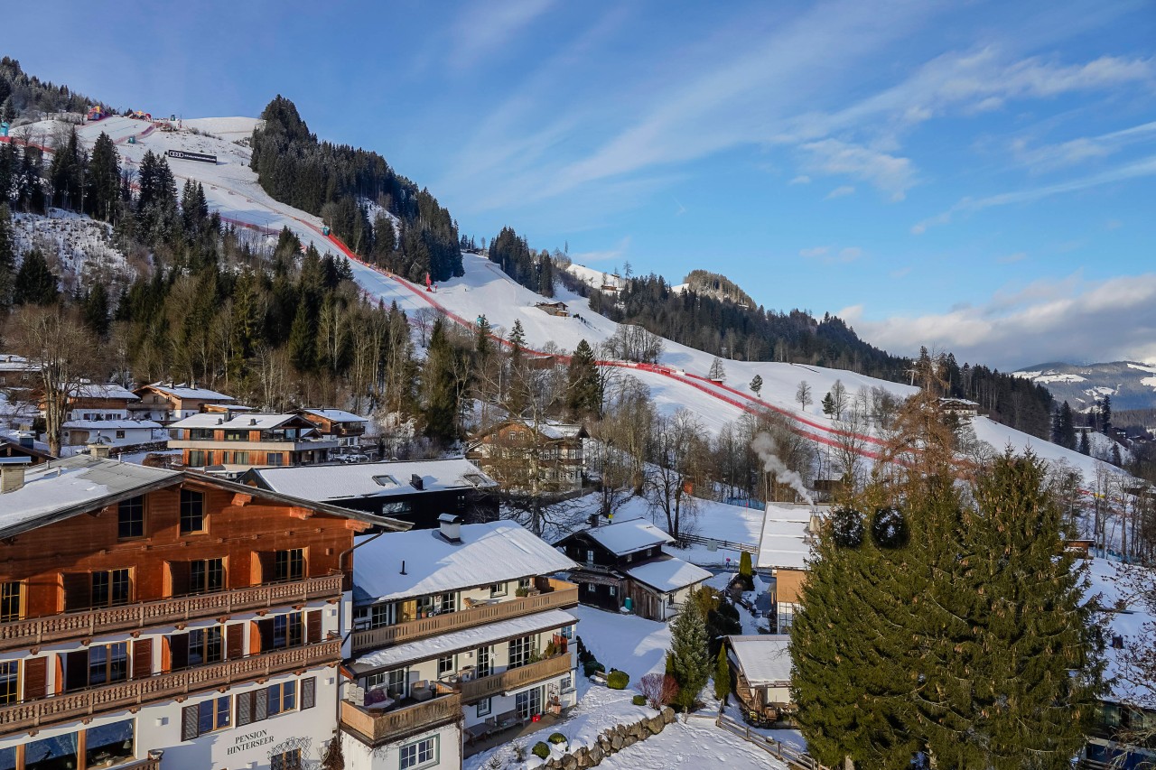 Der winterliche Skiurlaub wie hier in Kitzbühel (Tirol) ist äußerst beliebt. Doch Corona macht die Ferien zu einer Geduldsprobe.