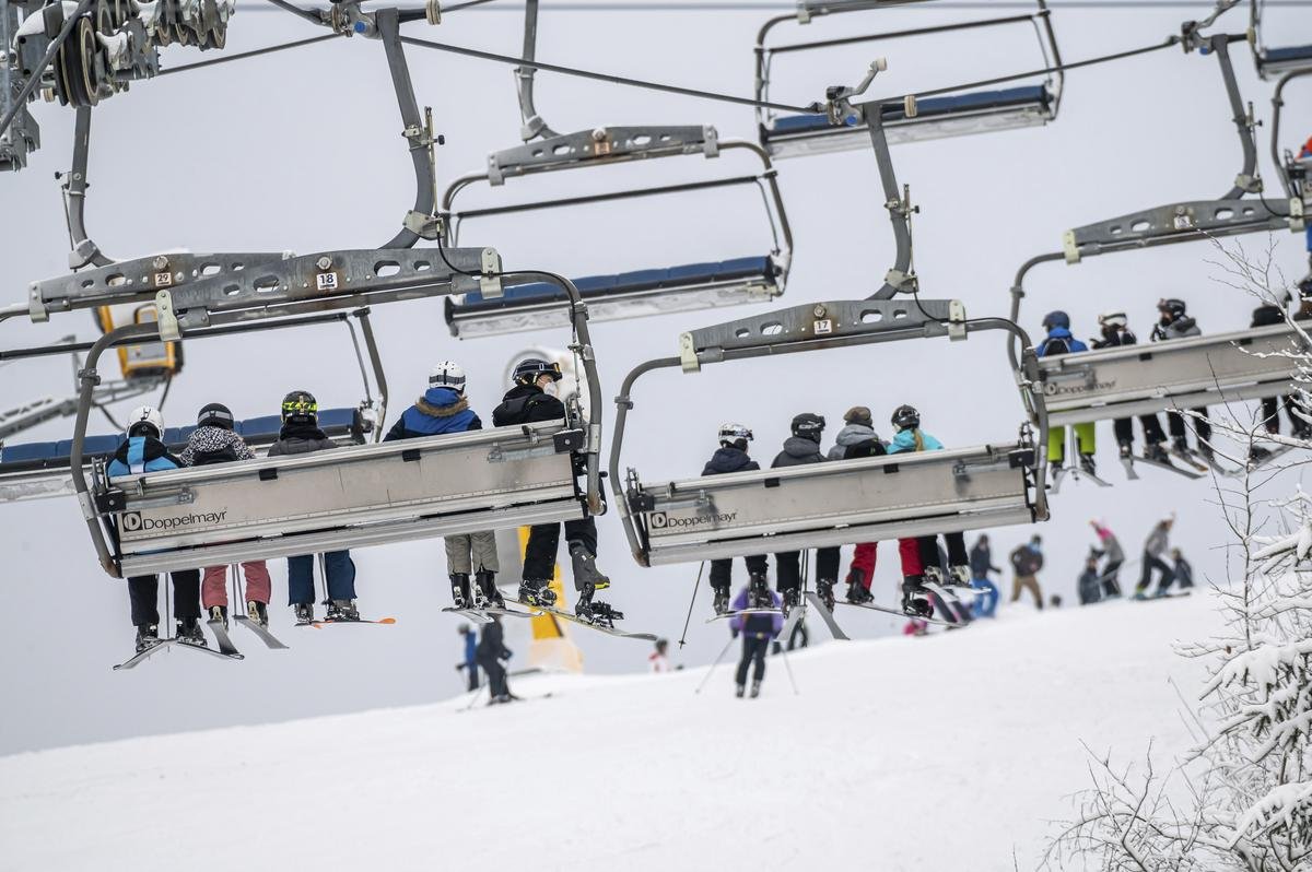 Skifahrer sitzen im Sessellift. (Zu dpa «Winterberger Polizei zählt weniger Skidiebstähle und Partydelikte») Foto: Markus Klümper/dpa