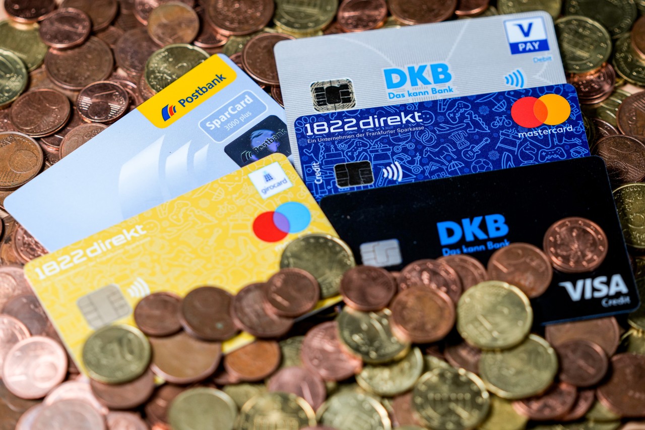 Sparkasse, Deutsche Bank und Co. bieten ihren Kunden neuerdings vermehrt eine Debitkarte an. (Symbolbild)