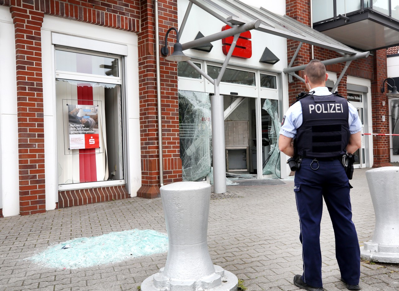 Die Sparkasse in Castrop-Rauxel (NRW) ist nach der Explosion abgesperrt.