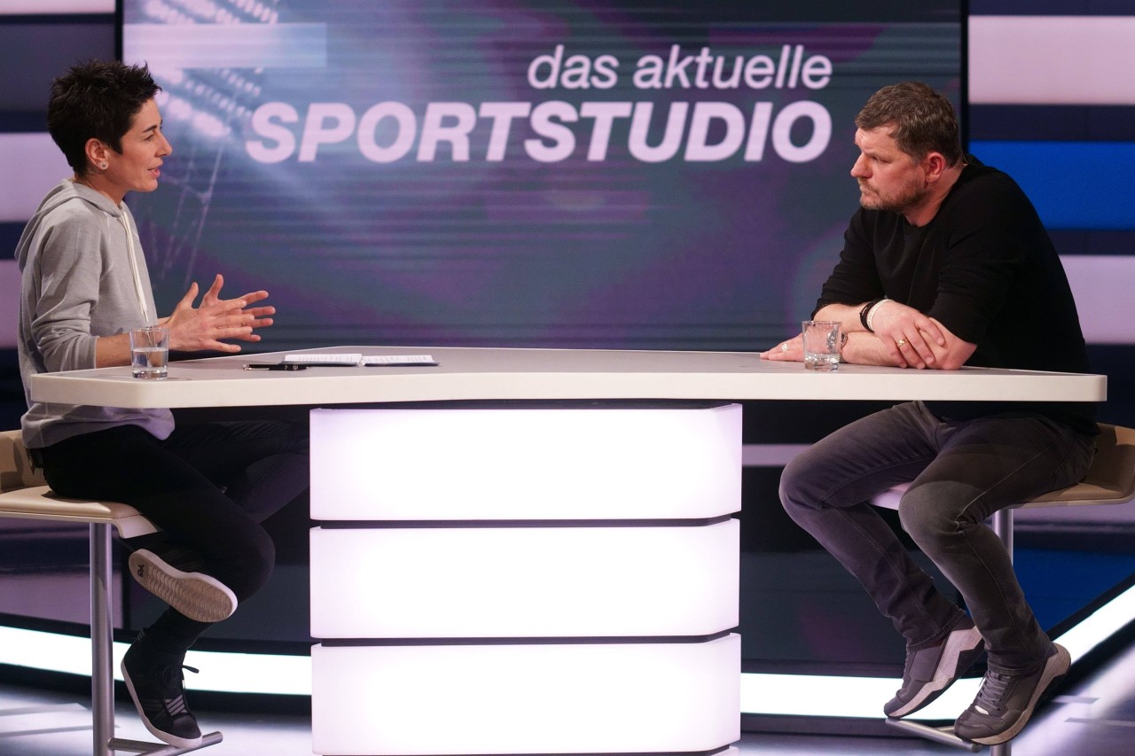 Sporstudio-Moderatorin im Gespräch mit Steffen Baumgart.