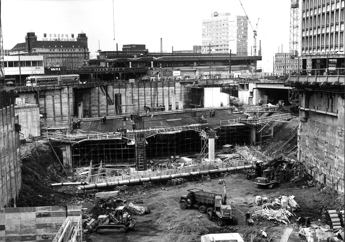 U-Bahnbau am Hauptbahnhof (im Hintergrund der Handeshof). Die Tiefe des Schachts zeigt den hohen Aufwand.