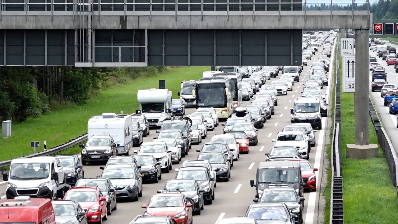 Zur Rush-Hour sind die Autobahnen in NRW voller als üblich – womöglich auch wegen dem Bahn-Streik. (Symbolfoto)