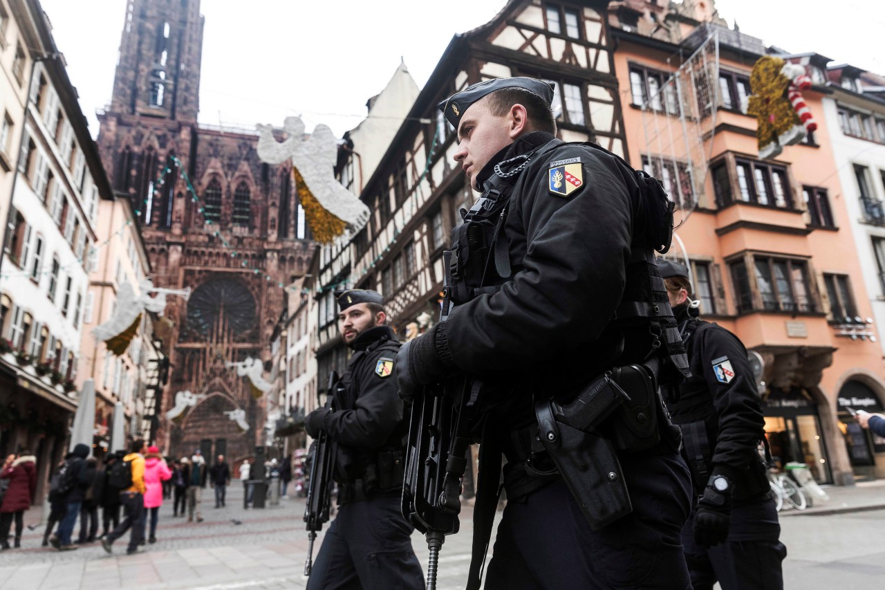 Polizei in Straßburg, einen Tag nach dem Anschlag.