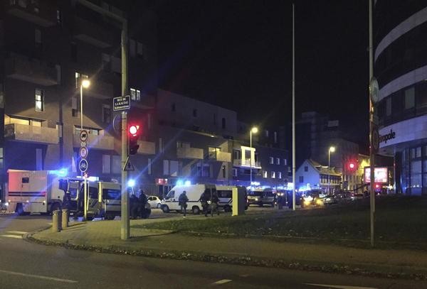Schüsse in Straßburg: Die Route de l'Hopital in Straßburg nahe dem Polizeipräsidium ist von der Polizei abgesperrt. Auf dem Straßburger Weihnachtsmarkt ist ein Mensch getötet worden,  mehrere Menschen wurden verletzt. 
